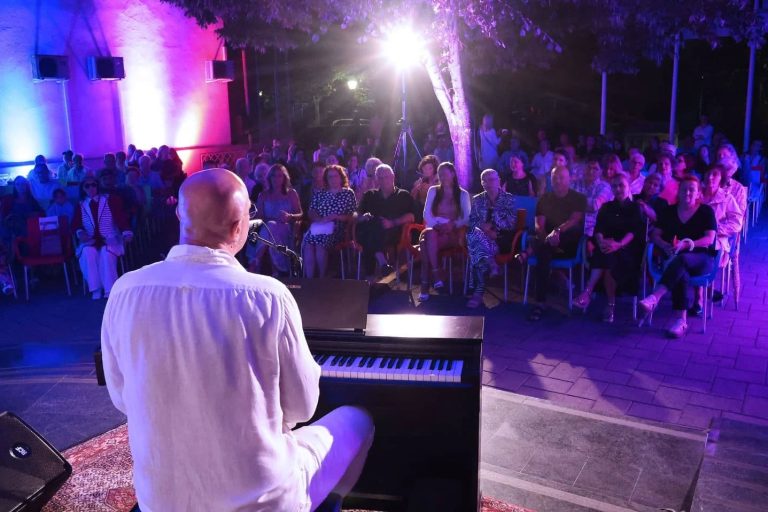 “Mostarsko ljeto”: Emotivni koncert Antonia Zadre u čast Olivera Dragojevića pod otvorenim nebom