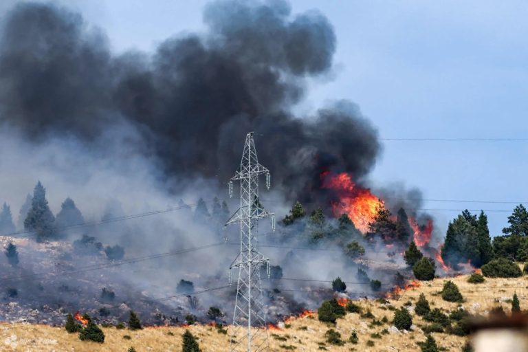 Fortica: Požar iznad Gornjeg Zalika se proširio, vatrogascima pomaže i Air Tractor  (video)