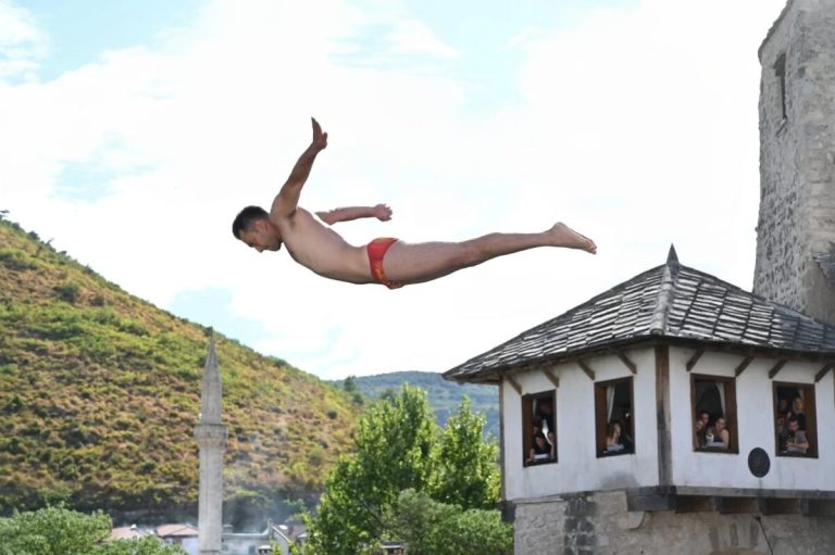 Tradicionalni skokovi sa Starog mosta: Ovogodišnji šampioni su Evald Krnić i Emel Tiro