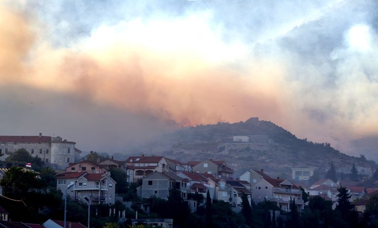 Trebinje: Herojski podvig vatrogasaca i građana – životi i kuće sačuvani!