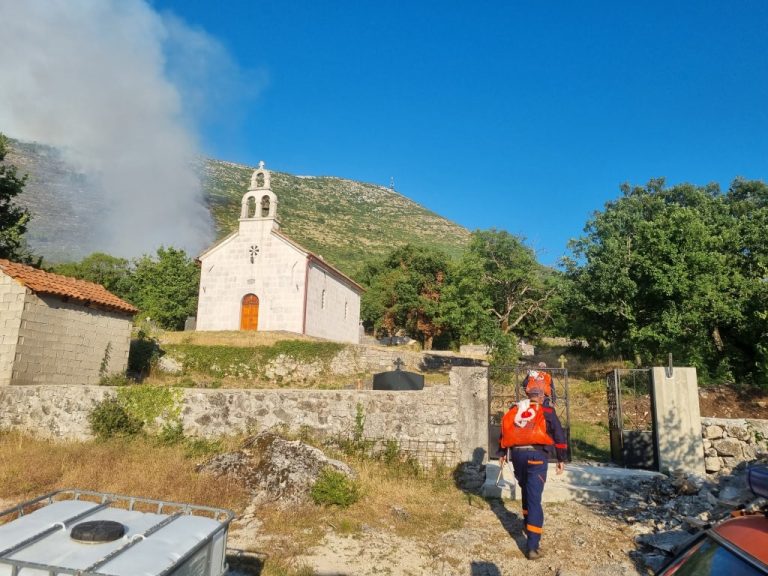 Trebinje: Očekuje se dejstvo helikoptera, teška situacija na požarištu