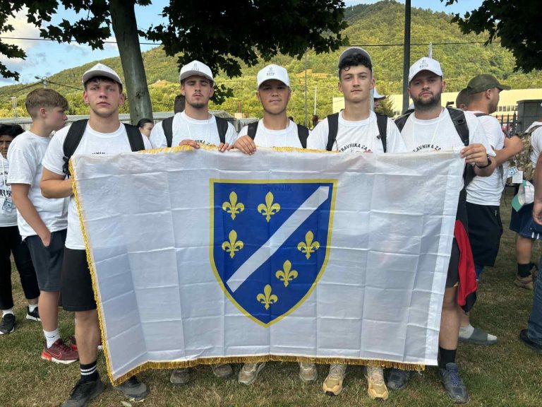 Učenici i diplomanti Karađoz-begove medrese učesnici “Marša mira”