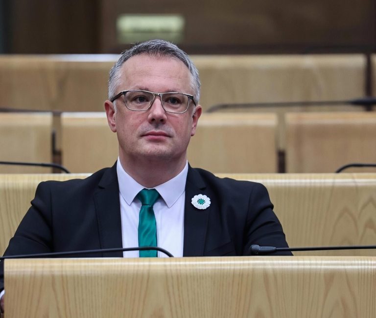 Zastupnička pitanja: Obrazovanje na čekanju, vrijeme je za povratak razumu