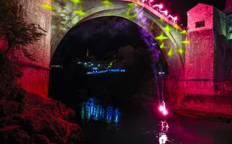 Mostar: Nakon tradicionalnih skokova, priređena spektakularna bakljada na Starom mostu