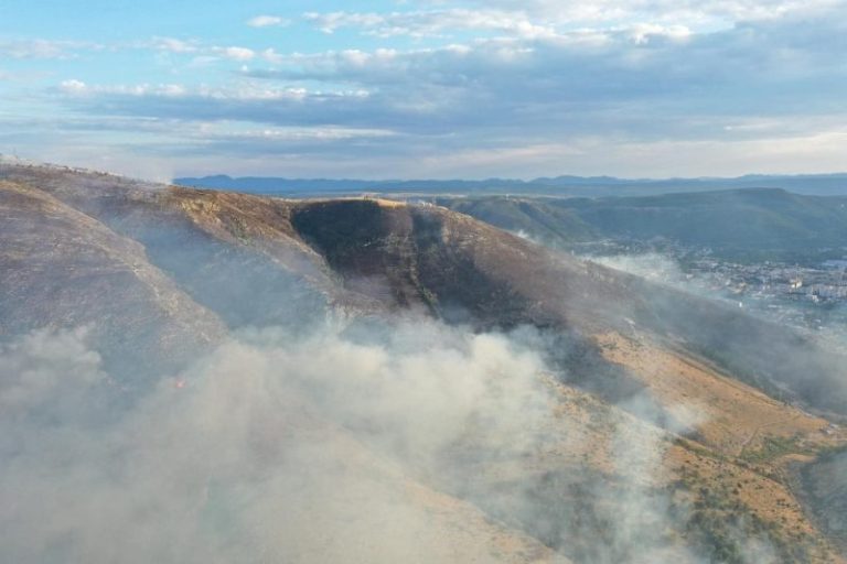 Mostar: Požar i dalje aktivan, očekuje se angažman helikoptera OS BiH