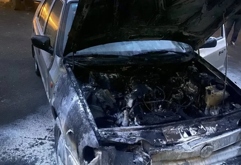 Mostar: Gorio automobil u Zaliku