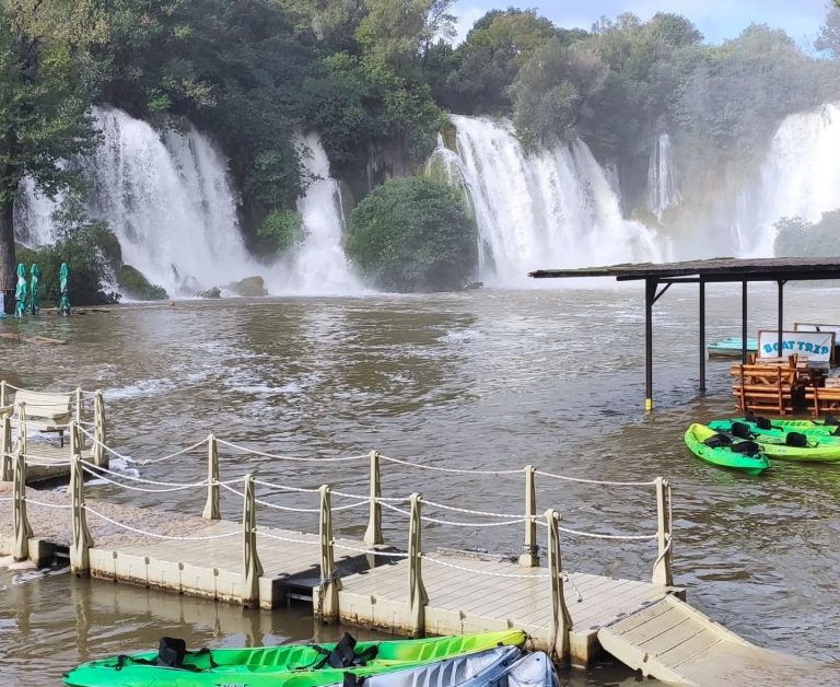 Ljubuški: Vodopad Kravica pod vodom, poplavljeni ugostiteljski objekti