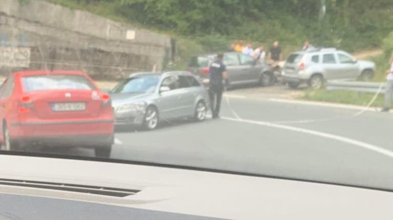 Bradina: Sudar više automobila, saobraćaj se odvija otežano