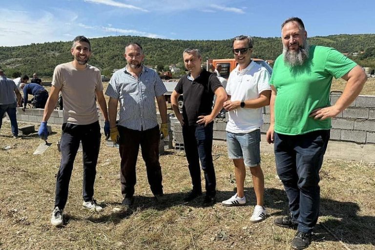 Stolac s(l)uđeni: Dizdar, Šator i Kaplan na lokaciji mezaristana