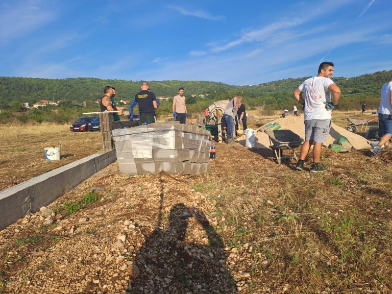 Uzeli stvar u svoje ruke: Bošnjaci Stoca zidaju zid oko lokacije predviđene za harem