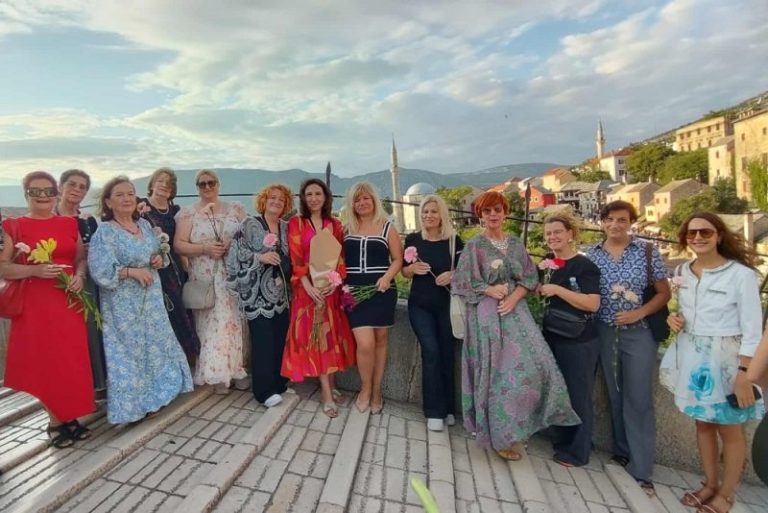 Mostar: Simboličnim spuštanjem cvijeća u Neretvu odana počast ženama žrtvama nasilja