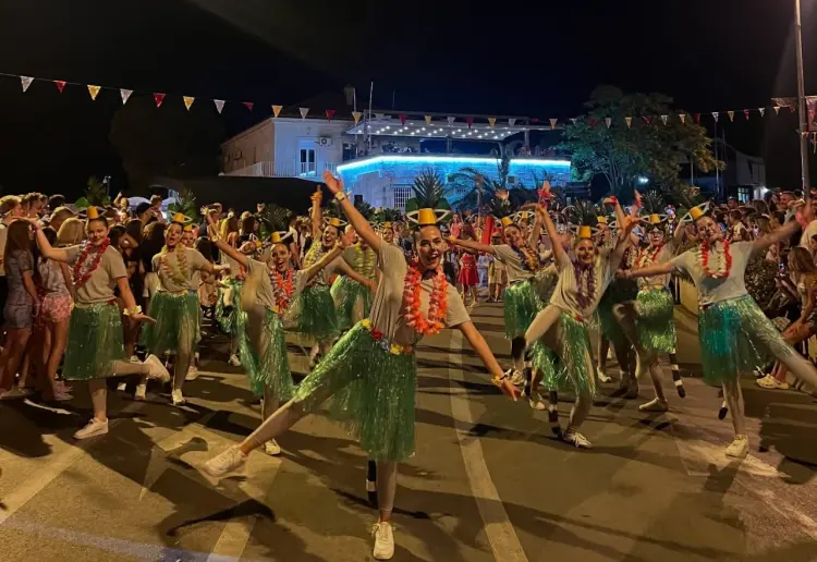 Kotor: Mostarske mažoretkinje oduševile na Karnevalu