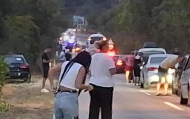 Hodbina: Automobil udario u drvo pored puta, suvozač teško ozlijeđen