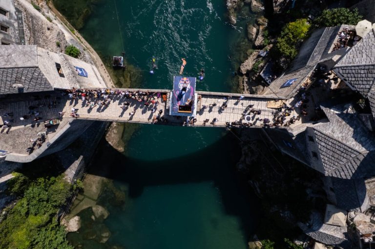 Redd Bull Cliff Diving: Postavljena platforma na Starom mostu, drugi dan takmičenja donio nova uzbuđenja