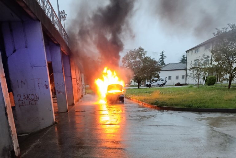 Mostar: Vatrogasci gasili požar na dva automobila na različitim lokacijama