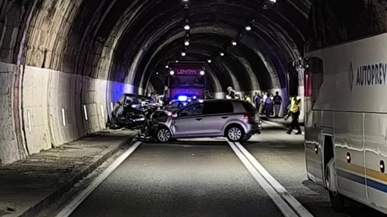 Salakovac: Teška nesreća u tunelu, saobraćaj bio potpuno obustavljen.