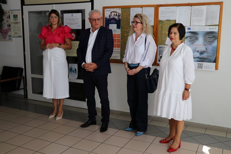 Vlada HNK: Hiljadu školskih torbi i pribor učenicima