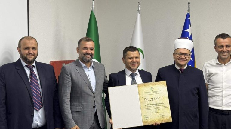 Muftijstvo mostarsko: Uručeno priznanje direktoru Vakufske direkcije Senaidu Zajimoviću