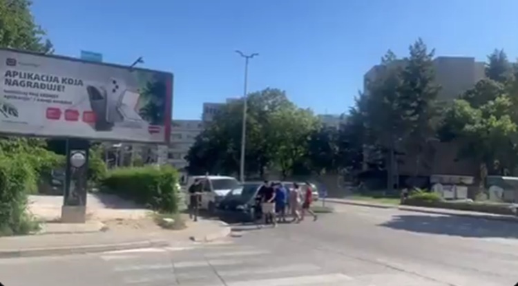 Snimak drame u Mostaru: Saobraćajna nesreća pretvorila se u fizički sukob (video)