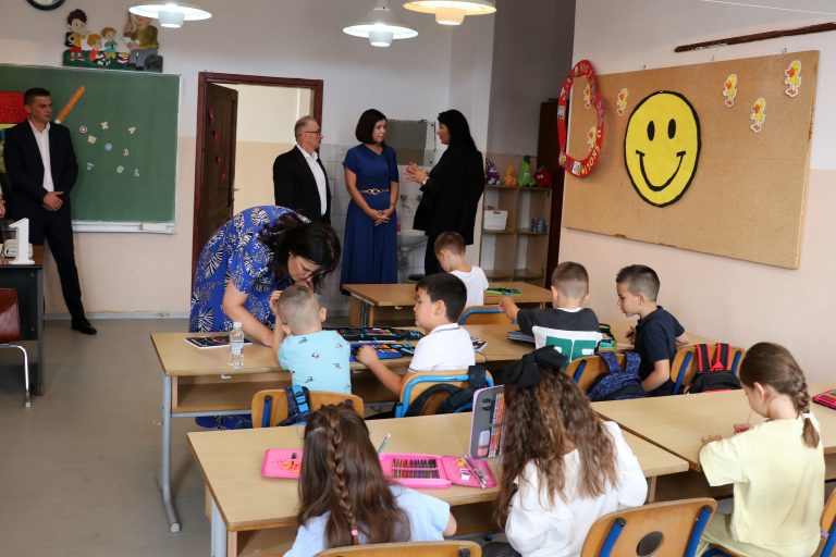 Početak školske godine: Premijerka Buhač i ministar Velagić u druženju sa prvačićima