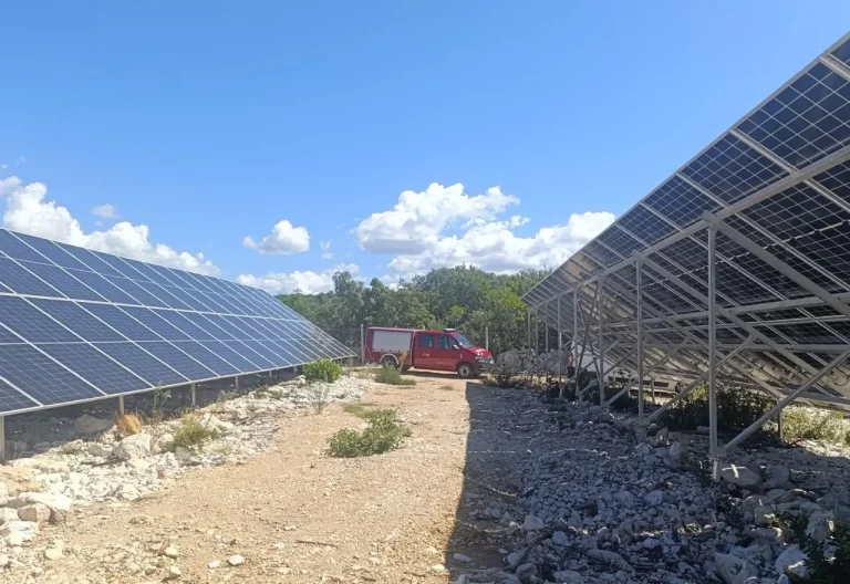 Neum: Vatrogasci ugasili požar u fotonaponskoj elektrani