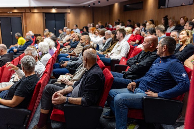 Narodno pozorište Mostarska publika pozdravila dokumentarni film „Partizanska nekropola”