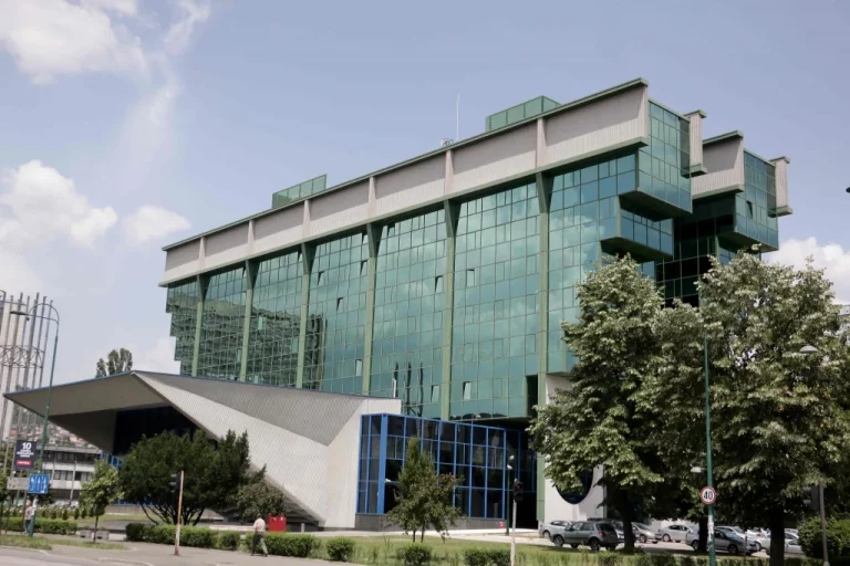 Milioni skršeni na plaće, tople obroke, naknade i poklone: Kako se troši novac od visokih cijena struje