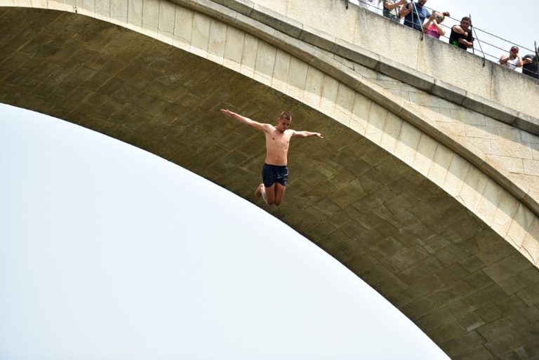 “Mostari” u znak poštovanja prema Halidu: “Skok bez aplauza” sa Starog mosta