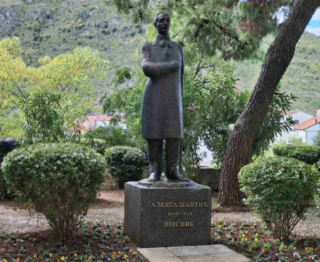 Obnovljena slova na spomeniku Aleksi Šantiću u mostarskom parku koji nosi ime po pjesniku