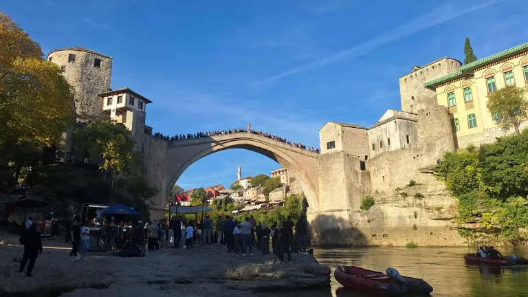 Skokom bez aplauza sa Starog mosta “Mostari” se oprostili od Halida Bešlića