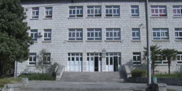 Stolac: Hrvat iz Srednje Bosne donirao 2.000 KM učenicima Prve osnovne škole