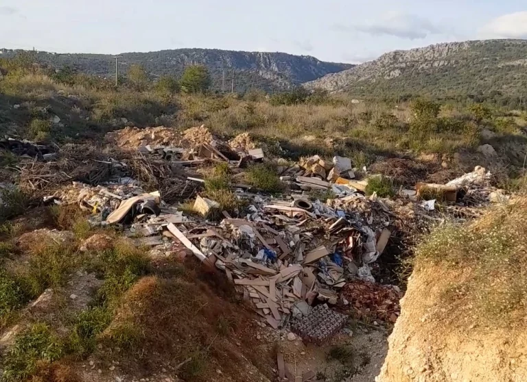 Stolac: Očajni građani prijete blokadom puta ako se ne riješi problem nelegalne deponije