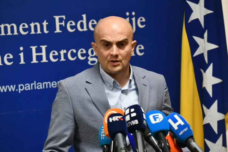 Raguž prozvao Čovića zbog Južne interkonekcije: “Držite se berbe grožđa, to vam bolje ide od politike”