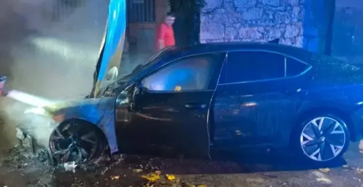 Paljevina Kordićevog automobila: Kamere snimile počinitelje, gradonačelnik povrijeđen spašavajući lične stvari