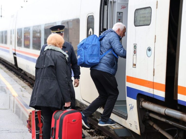 Prekogranično povezivanje: Krenuo prvi međunarodni voz iz Ploča prema Sarajevu