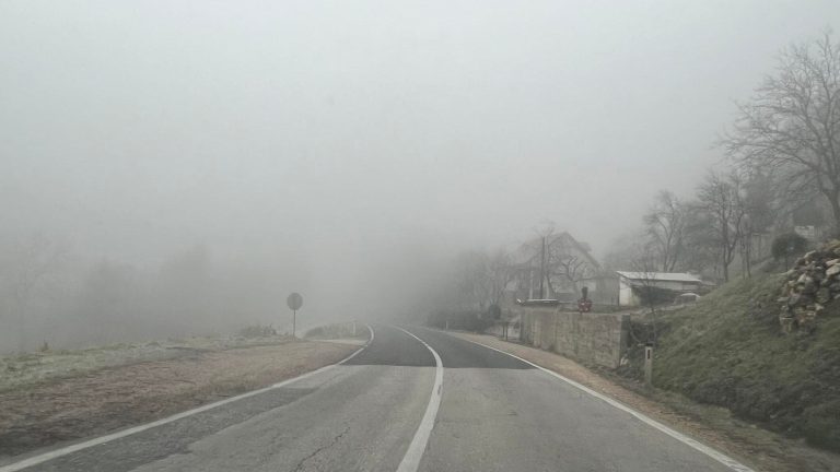 Vozite oprezno: Magla i niska oblačnost smanjuju vidljivost