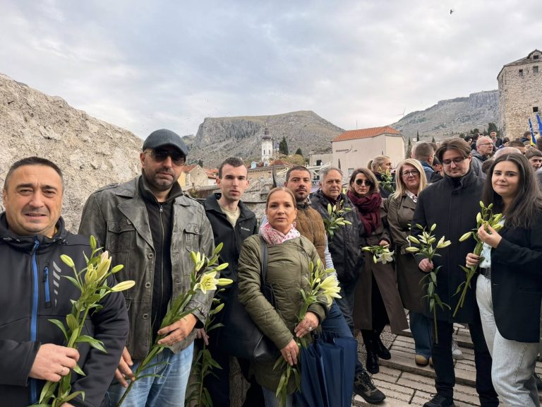Delegacija SDP Mostar obilježila 32. godišnjicu rušenja Starog mosta