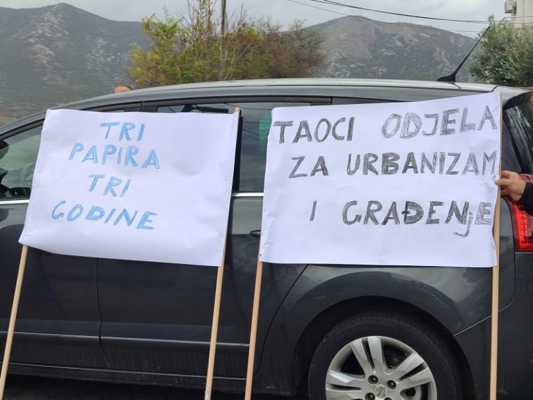 Protest mještana naselja Put za Podveležje: “Mi smo taoci Odjela za urbanizam i građenje”