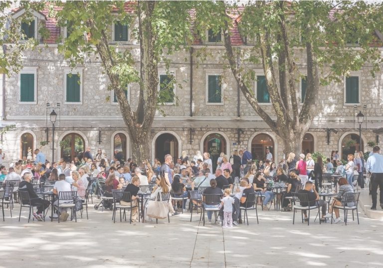 Trebinje procvjetalo: Crnogorci preplavili kafane, ispraznili rafove i popunili apartmane