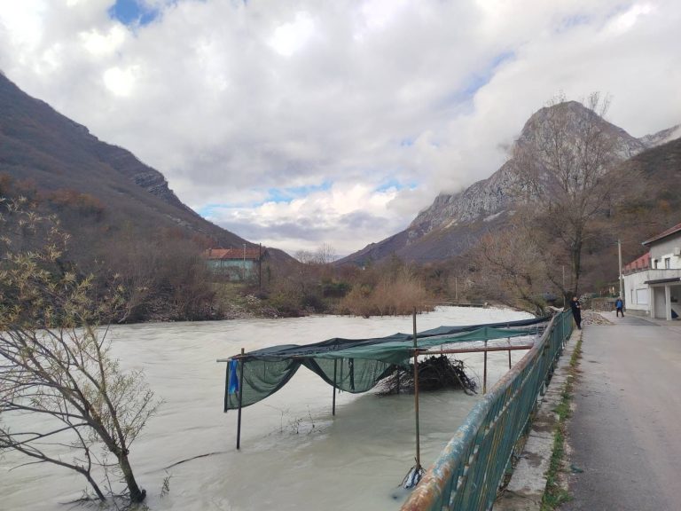 Nakon besane noći u Drežnici: Ekipe na terenu, izgrađen nasip