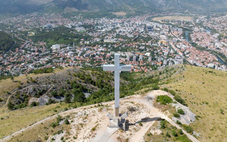 MUP HNK brzo reagirao: Uhapšen starac koji je prijetio rušenjem križa na Humu