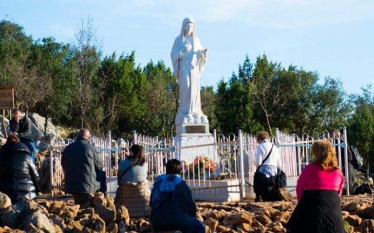Rim: Počelo suđenje Talijanki koja je kupila Gospin kip u Međugorju pa organizirala lažna ukazanja