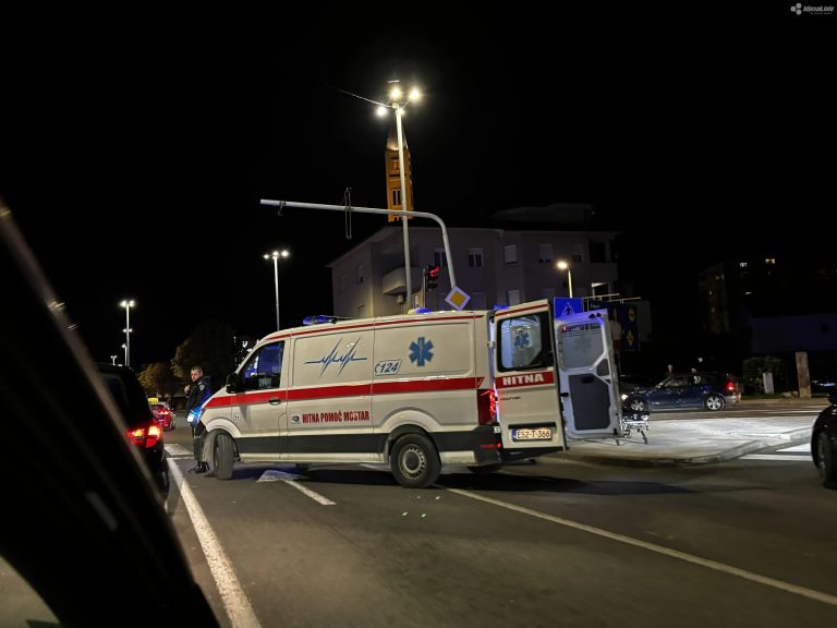 Mostar: Automobilom se zabio u semafor