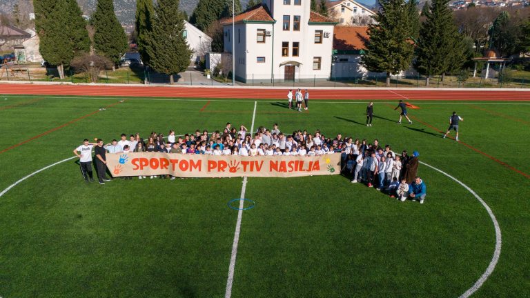 Mostar: „Ruke koje stvaraju, a ne razaraju – gradimo mostove, a ne zidove. Umjesto vandalizma – kreativizam“