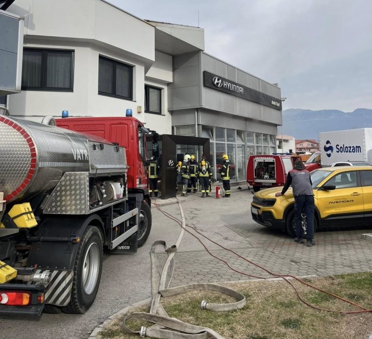 Vrapčići: Zahvaljujući brzoj intervenciji vatrogasaca ugašen požar u autosalonu