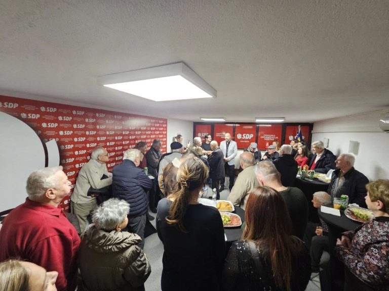 Party za seniore: SDP organizovao novogodišnje druženje sa najstarijim članovima