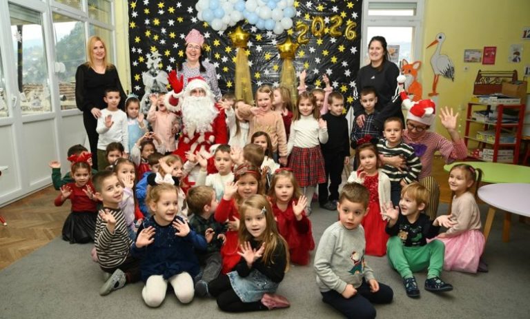 Konjic: Djed Mraz u Dječijem vrtiću – Spoj edukacije, glume i dječije radosti
