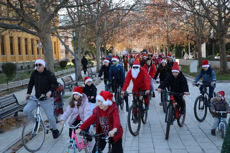 Mostar: Veliki broj Djeda Mrazova na biciklima poklonima razveselio najmlađe