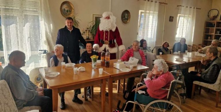 Mostar: Gradonačelnik Kordić sa neobičnim pratiocem posjetio domove za starije osobe