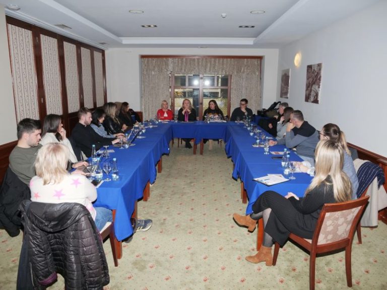 Okrugli sto: Najveći pad medijskih sloboda od rata, novinari izloženi pritiscima i prijetnjama